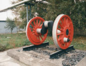 eine Treibachse des Mittelzylinders einer 44 aufgestellt vor der Teilwerkstatt des Bw Gsten